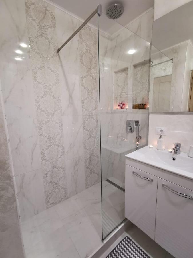 דירות Tîrgu Ocna Apartament Gold Luxury מראה חיצוני תמונה